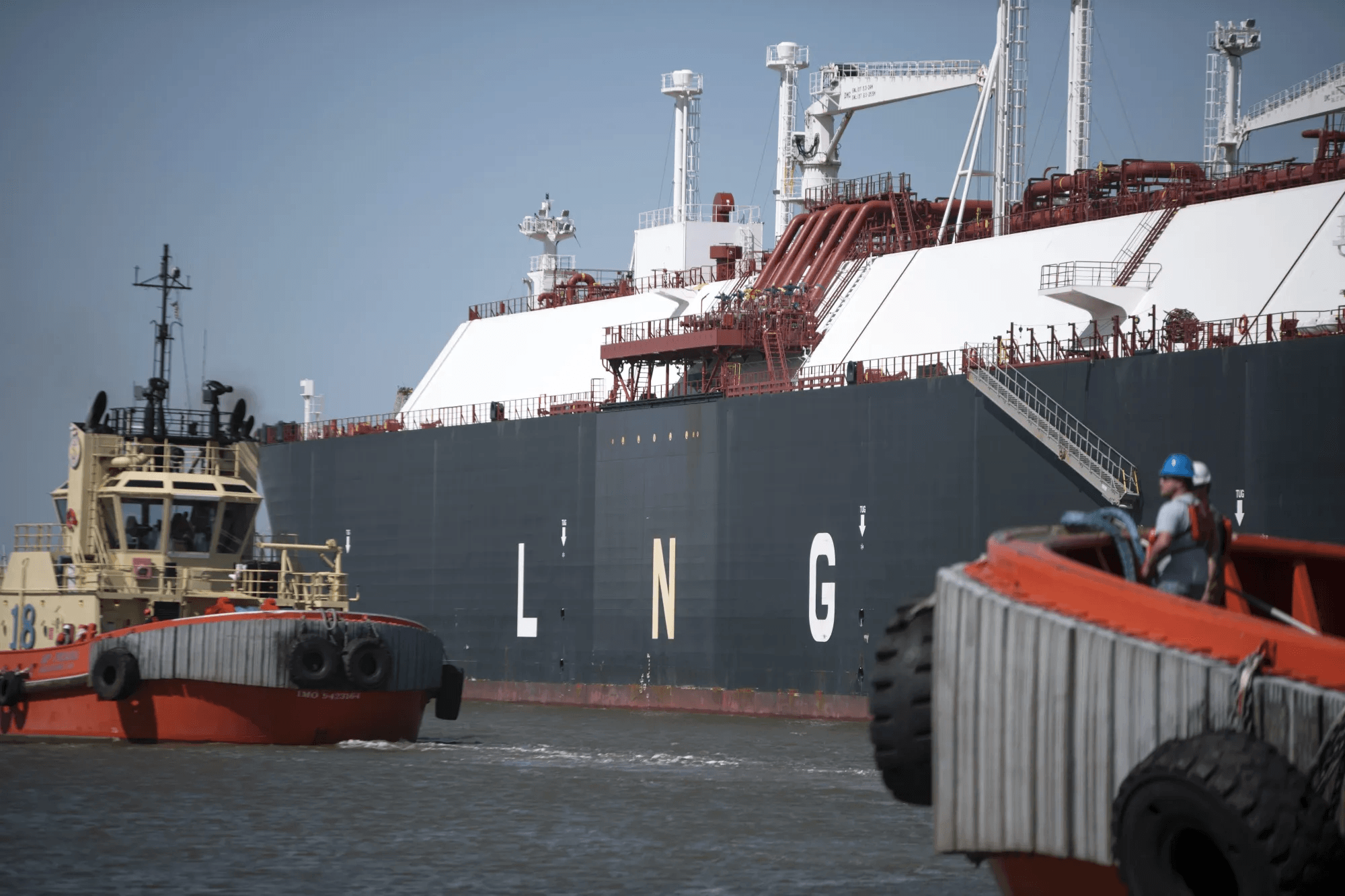 Фото: танкер, перевозящий сжиженный природный газ (liquefied natural gas или LNG) / Bloomberg