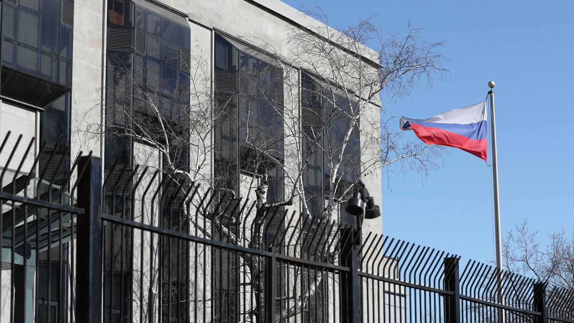 Россиянку не пускают в посольство РФ в Канаде из-за подписки на группу «За прекрасную Россию будущего»