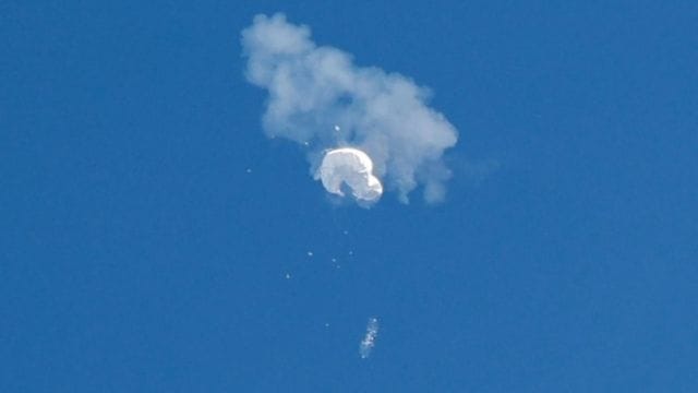 Сбитый США китайский шар мог вести радиоэлектронную разведку, такие аэростаты пролетели над 40 странами — NYT
