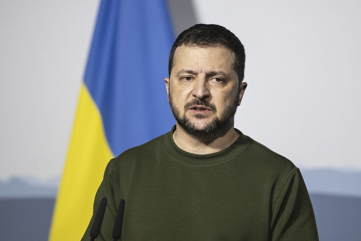 Зеленский пообещал отвечать «зеркально» на действия России во время перемирия и предложил прекратить огонь на месяц