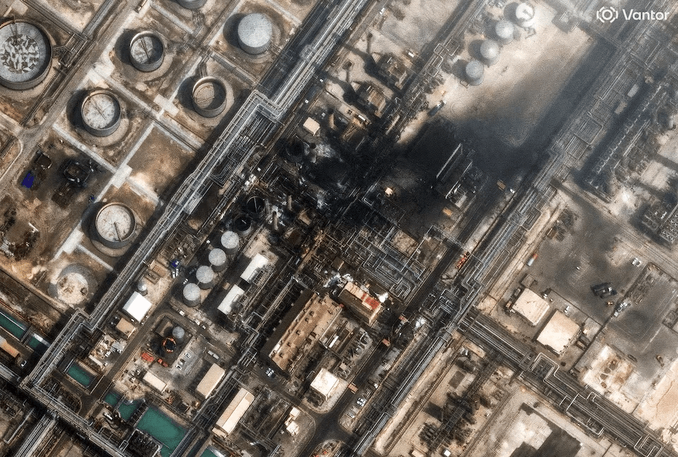 Фото: пожар на НПЗ Рас-Тануре, Саудовская Аравия, после атаки беспилотника, 2 марта 2026