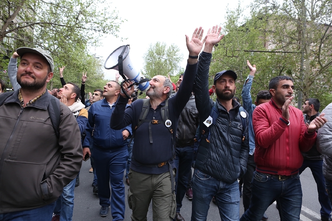 В центре - задержанный лидер оппозиционеров Никол Пашинян. Фото: Лилиан Галстян/ JAMnews